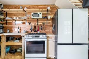 Cozy Coop Casita - Lake Travis-Hot Tub-Tiny House的厨房或小厨房