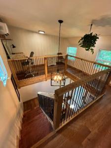 Cozy Coop Casita - Lake Travis-Hot Tub-Tiny House的休息区