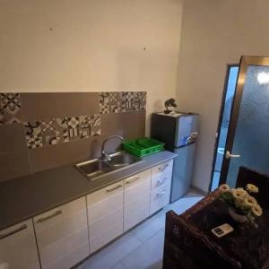 a kitchen with a sink and a refrigerator at Studio meuble in Mpita