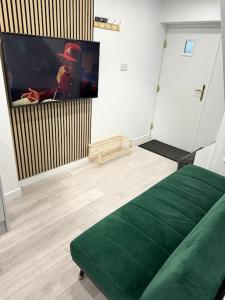 Μια τηλεόραση ή/και κέντρο ψυχαγωγίας στο Tiny Home Parking & Airport & M1 & Contractor