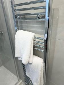 Ένα ή περισσότερα κρεβάτια σε δωμάτιο στο Tiny Home Parking & Airport & M1 & Contractor