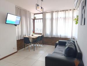 una sala de estar con un sofá y una mesa en Plaza Mayor Andrea CENTRO DE MZA, en Mendoza