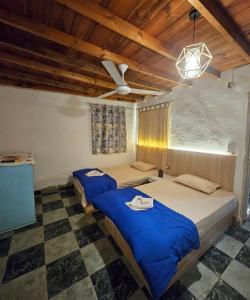 um quarto com duas camas e um ventilador de teto em Rocky House em Dahab