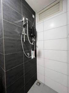 Koupelna v ubytování The Hibiscus HorizonSuitesKLIA Netflix