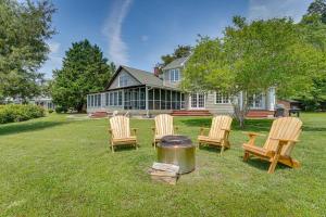 un grupo de sillas y una parrilla frente a una casa en Virginia Retreat on Wicomico River with Dock!, en Reedville