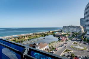 un balcón con vistas a la playa y al océano. en ORBI CITY OFFiCIALY, en Angisa