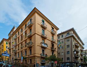 Un edificio alto con balcones a los lados. en Il Reticolo, en Salerno