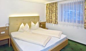 Posteľ alebo postele v izbe v ubytovaní Hotel Berghof