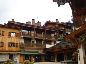 Un edificio con balcones a los lados. en Studio cabine au centre, balcon sud, parking, proche pistes et commerces - FR-1-459-89, en La Clusaz 4 fotos más