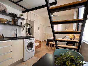 a kitchen and living room with a washer and dryer at Apartaestudio muy próximo Valencia in Burjassot