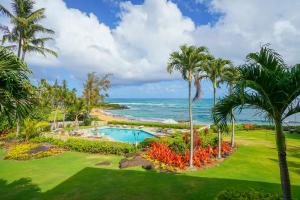 カパアにあるOceanfront Escape with Lush Garden Access at Lanikai 122のスイミングプールと海を望むリゾートの空中ビュー