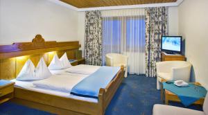 Postel nebo postele na pokoji v ubytování Hotel Berghof + 37 fotografií