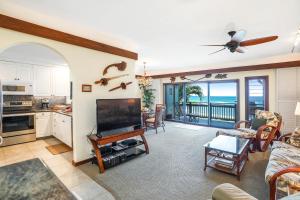 カパアにあるOceanfront Escape with Lush Garden Access at Lanikai 122のリビングルーム(薄型テレビ付)、キッチンが備わります。