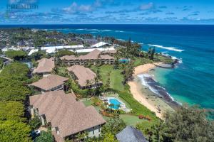 カパアにあるOceanfront Escape with Lush Garden Access at Lanikai 122のリゾートと海の空中写真