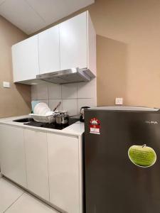 Η κουζίνα ή μικρή κουζίνα στο The Orkid HorizonSuitesKLIA Netflix