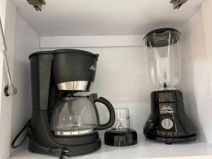 Příslušenství pro přípravu čaje a kávy v ubytování Hito 106 Amplio Apartamento en Av 19 Norte Armenia