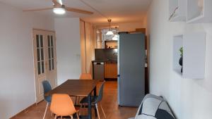 Una cocina y un comedor con mesa y sillas. en "Les Bastides" Appartement tout confort, parking privé piscine, en Lorgues