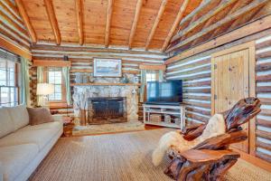 Una sala de estar con un sofá y una chimenea. en Virginia Retreat on Wicomico River with Dock!, en Reedville