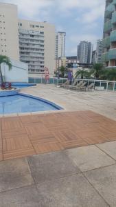 ノヴァ・イグアスにあるFlat em hotel Morador 106の都会の中のスイミングプール