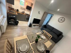 a living room with a table and a couch at Appart 4 personnes proche PARIS Tour Eiffel in Meudon