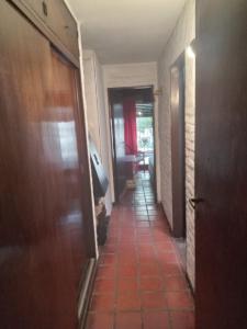 un pasillo de una casa con una puerta y una habitación en Alojamiento San Fernando Centro, en San Fernando