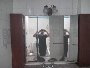 un hombre tomando una foto en un espejo del baño en Alojamiento San Fernando Centro, en San Fernando