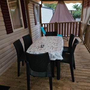 a table and chairs on the porch of a house at mobilhome in Valras-Plage