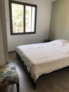 ein Schlafzimmer mit einem großen Bett mit Fenster in der Unterkunft Villa MAJOULIÈRE in La Ciotat + 13 Fotos