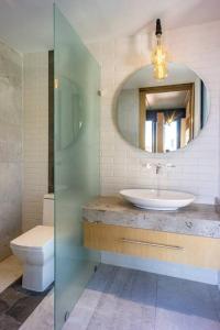 a bathroom with a sink and a mirror and a toilet at Penthouse nuevo con terraza en zona centro historico in Puebla +20 photos