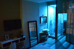 TV a/nebo společenská místnost v ubytování Serendipity Rooms