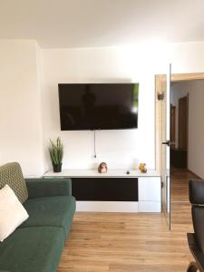 TV a/nebo společenská místnost v ubytování Ferienwohnung Kühar