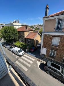 an aerial view of cars parked in a parking lot at Appart 4 personnes proche PARIS Tour Eiffel in Meudon