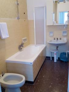 Hotel Miramare tesisinde bir banyo