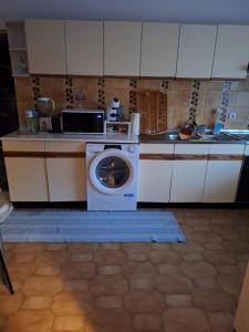 a kitchen with a washing machine in a kitchen at sweet susete in Monsoa