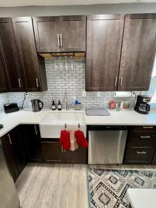アトランタにあるCalm 4BR-3BA 10 min DT Airport by LSP Homesの茶色のキャビネットと白いシンクを備えたキッチン