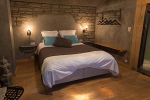 Postel nebo postele na pokoji v ubytování Les Chambres du Vivier, chambres d'hôtes et gîte - à 100m -