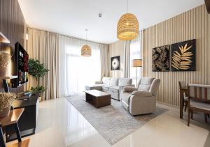 Ruang duduk di 15BR Serene Escape by Blue Cloud Holidays