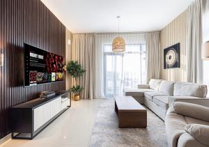 Televisyen dan/atau pusat hiburan di 15BR Serene Escape by Blue Cloud Holidays