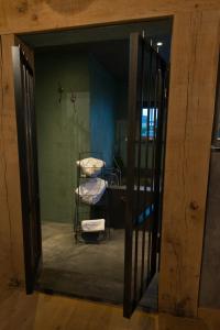 Koupelna v ubytování Les Chambres du Vivier, chambres d'hôtes et gîte - à 100m -
