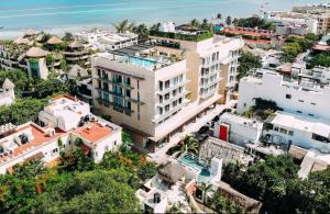 une vue aérienne sur une ville avec des bâtiments blancs dans l'établissement Singular by Andiani Travel, à Playa del Carmen