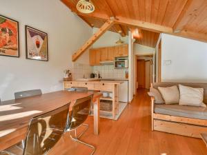Kuchyňa alebo kuchynka v ubytovaní Appartement cosy à 400m du centre, proche pistes, balcon, parking, 6 pers, linge inclus - FR-1-684-13 + 4 fotografie