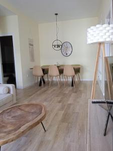 a living room with a table and chairs at Apartamento céntrico con terraza y parking in Huelva +10 photos