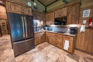 Η κουζίνα ή μικρή κουζίνα στο River Pools Cabin - Indoor Pool, Lake Access