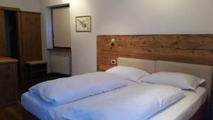 A bed or beds in a room at Chalet Helen