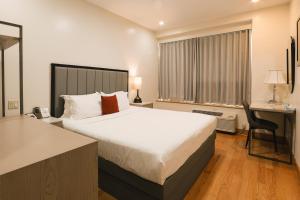 Postel nebo postele na pokoji v ubytování Asiatic Hotel - Flushing