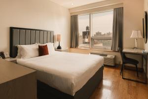 Postel nebo postele na pokoji v ubytování Asiatic Hotel - Flushing