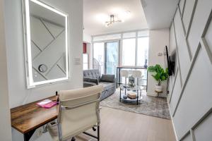 un salon avec une table et un canapé dans l'établissement Luxury Condo Living Downtown Toronto, à Toronto