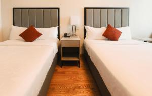 Postel nebo postele na pokoji v ubytování Asiatic Hotel - Flushing