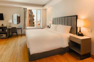Postel nebo postele na pokoji v ubytování Asiatic Hotel - Flushing