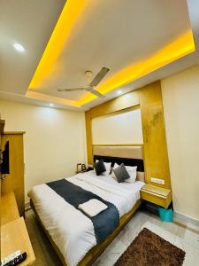 Postel nebo postele na pokoji v ubytování Hotel Bramhaputra Near New Delhi Railway Station